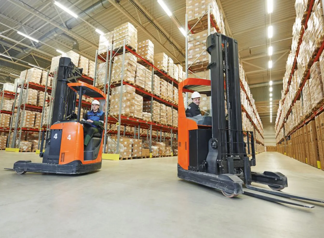 Empilhadeiras retráteis em operação em armazém logístico